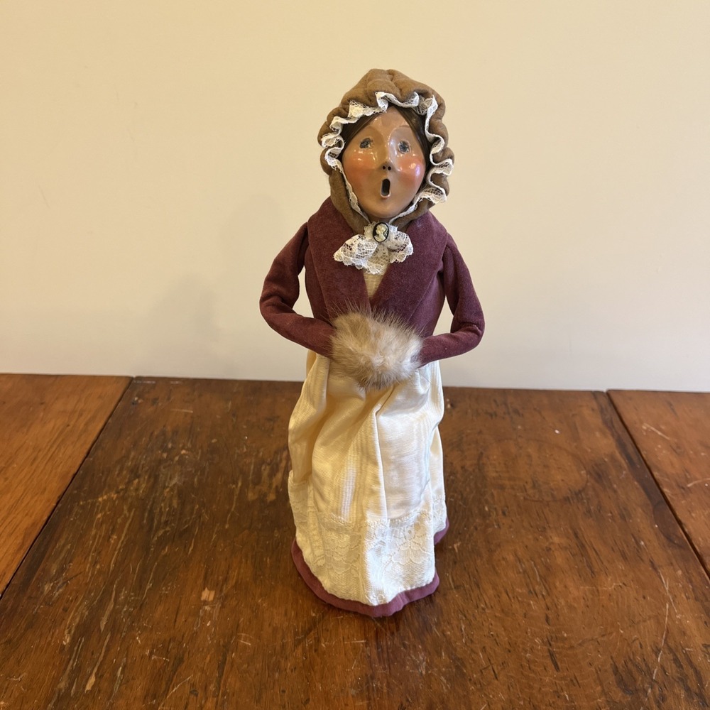 1993 BYERS CHOICE CHRISTMAS CAROLER Woman Brown Hair, Pink Purple Coat, White